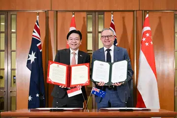 Perdana Menteri, Encik Lawrence Wong (kiri), dan Perdana Menteri Australia, Encik Anthony Albanese, bergambar selepas menandatangani pengisytiharan bersama untuk melancarkan Perkongsian Strategik Menyeluruh (CSP) 2.0 di Bangunan Parlimen di Canberra, Australia pada 8 Oktober.