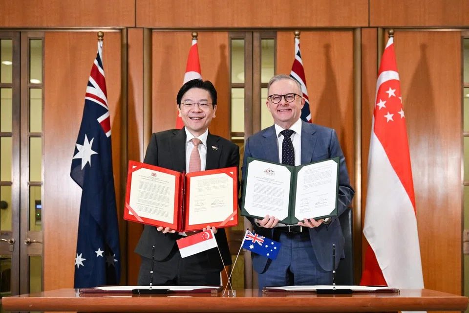 Perdana Menteri, Encik Lawrence Wong (kiri), dan Perdana Menteri Australia, Encik Anthony Albanese, bergambar selepas menandatangani pengisytiharan bersama untuk melancarkan Perkongsian Strategik Menyeluruh (CSP) 2.0 di Bangunan Parlimen di Canberra, Australia pada 8 Oktober.