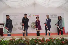 PECAH TANAH: (Dari kiri) Pengarah Inovasi Kecerdasan Buatan (AI), AI Singapura, Encik Laurence Liew; Ketua Pegawai Eksekutif dan Pengasas Life3 Biotech, Encik Ricky Lin; Menteri Negara (Perdagangan dan Perusahaan), Cik Low Yen Ling; Pengerusi Union Energy Group, Encik Teo Kiang Ang; dan, Ketua Pegawai Eksekutif Institut Pendidikan Teknikal (ITE), Cik Low Khah Gek; semasa majlis pecah tanah bagi kemudahan Hab Kemampanan Bandar Life3 (LUSH) di Sims Avenue pada 21 Disember 2023. 