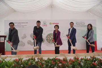 PECAH TANAH: (Dari kiri) Pengarah Inovasi Kecerdasan Buatan (AI), AI Singapura, Encik Laurence Liew; Ketua Pegawai Eksekutif dan Pengasas Life3 Biotech, Encik Ricky Lin; Menteri Negara (Perdagangan dan Perusahaan), Cik Low Yen Ling; Pengerusi Union Energy Group, Encik Teo Kiang Ang; dan, Ketua Pegawai Eksekutif Institut Pendidikan Teknikal (ITE), Cik Low Khah Gek; semasa majlis pecah tanah bagi kemudahan Hab Kemampanan Bandar Life3 (LUSH) di Sims Avenue pada 21 Disember 2023. 