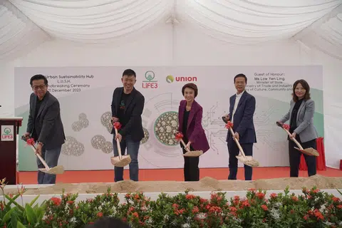 PECAH TANAH: (Dari kiri) Pengarah Inovasi Kecerdasan Buatan (AI), AI Singapura, Encik Laurence Liew; Ketua Pegawai Eksekutif dan Pengasas Life3 Biotech, Encik Ricky Lin; Menteri Negara (Perdagangan dan Perusahaan), Cik Low Yen Ling; Pengerusi Union Energy Group, Encik Teo Kiang Ang; dan, Ketua Pegawai Eksekutif Institut Pendidikan Teknikal (ITE), Cik Low Khah Gek; semasa majlis pecah tanah bagi kemudahan Hab Kemampanan Bandar Life3 (LUSH) di Sims Avenue pada 21 Disember 2023. 