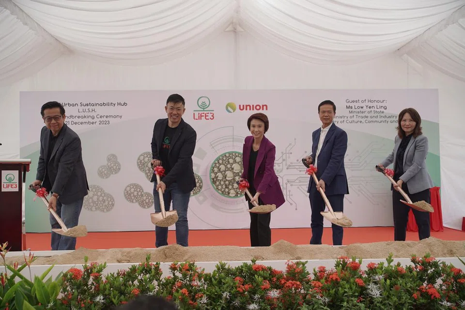 PECAH TANAH: (Dari kiri) Pengarah Inovasi Kecerdasan Buatan (AI), AI Singapura, Encik Laurence Liew; Ketua Pegawai Eksekutif dan Pengasas Life3 Biotech, Encik Ricky Lin; Menteri Negara (Perdagangan dan Perusahaan), Cik Low Yen Ling; Pengerusi Union Energy Group, Encik Teo Kiang Ang; dan, Ketua Pegawai Eksekutif Institut Pendidikan Teknikal (ITE), Cik Low Khah Gek; semasa majlis pecah tanah bagi kemudahan Hab Kemampanan Bandar Life3 (LUSH) di Sims Avenue pada 21 Disember 2023. 