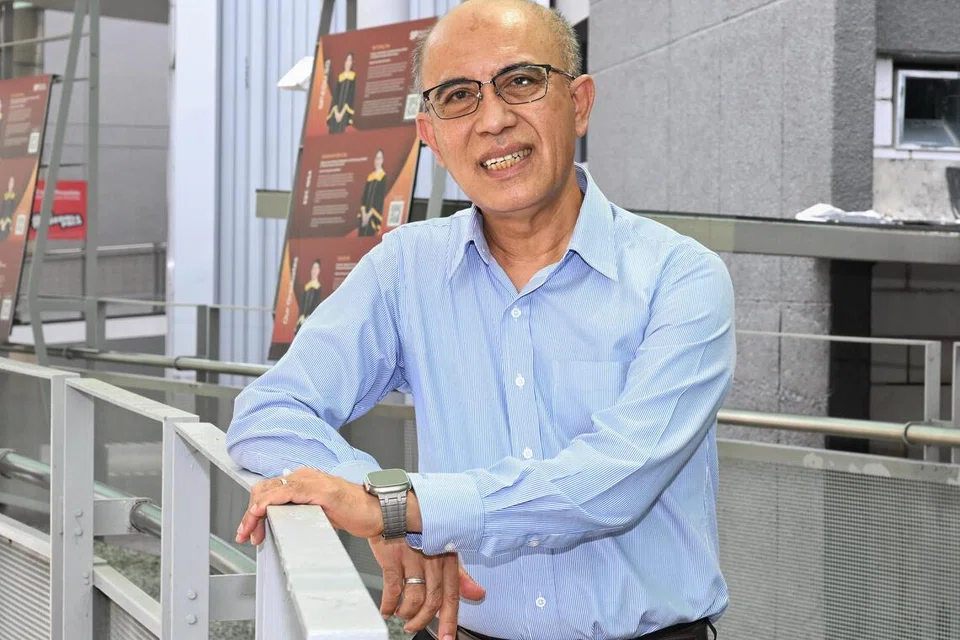 Pakar Kanan (Navigasi & Pengendalian Kapal) di Akademi Maritim Singapura Politeknik Singapura, Kapten Mohamad Salleh Ahmad Sarwan, mempunyai lebih 40 tahun pengalaman dalam industri maritim. Ini termasuk pengalaman lebih tiga dekad sebagai pendidik di SP.
