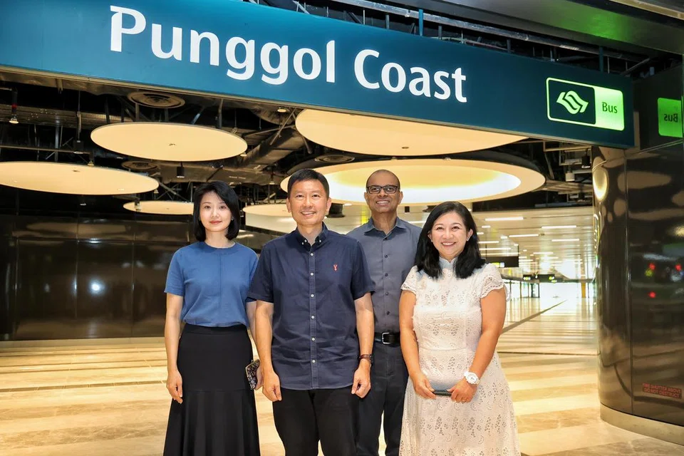 Menteri Pengangkutan, Encik Chee Hong Tat (dua dari kiri), melawat tapak Pusat Tukaran Bas Punggol Coast pada 20 Mei bersama Anggota Parlimen (AP) GRC Punggol – (dari kiri) Menteri Negara (Pembangunan Sosial dan Keluarga merangkap Ehwal Dalam Negeri), Cik Sun Xueling; Menteri Negara Kanan (Kesihatan merangkap Penerangan dan Pembangunan Digital), Dr Janil Puthucheary; dan Cik Yeo Wan Ling.