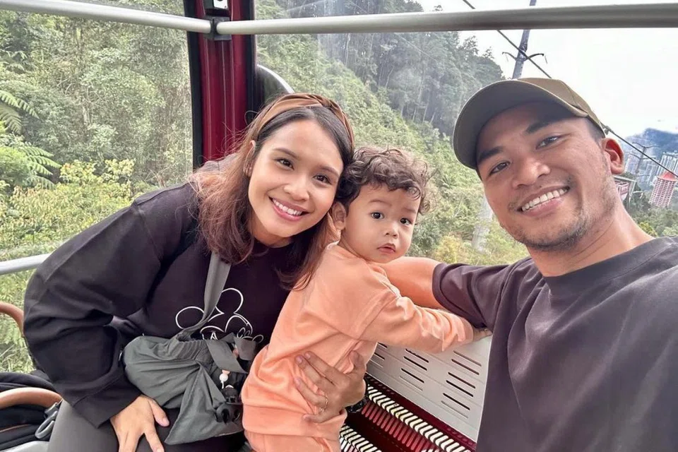 FOKUS PADA KELUARGA: Farhana M. Noor (kiri) yang kini hamil tujuh bulan akan bercuti panjang daripada bidang lakonan pada 2024 selepas bersalin kelak untuk memberi tumpuan kepada amanah menjaga anak. Bersamanya ialah suaminya, Nor Shafiq Ridzwan (kanan) dan anak sulung mereka, Muhammad Dayyan.