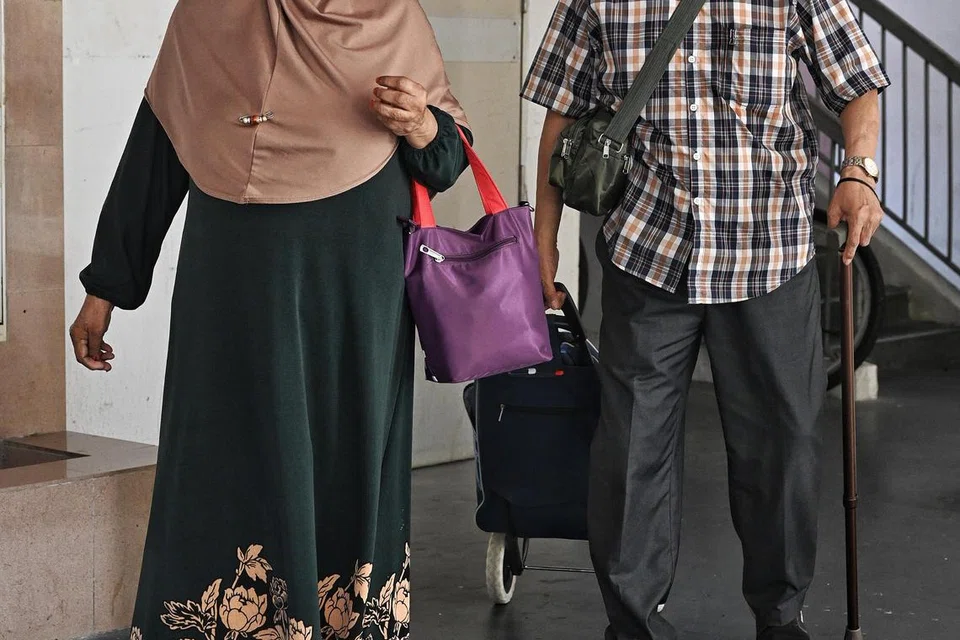 KEKAL CERGAS: Cik Alijah dan Encik Ridwan berulang-alik Pusat Penuaan Aktif AWWA (Ang Mo Kio) dengan berjalan kaki sebagai senaman harian 
