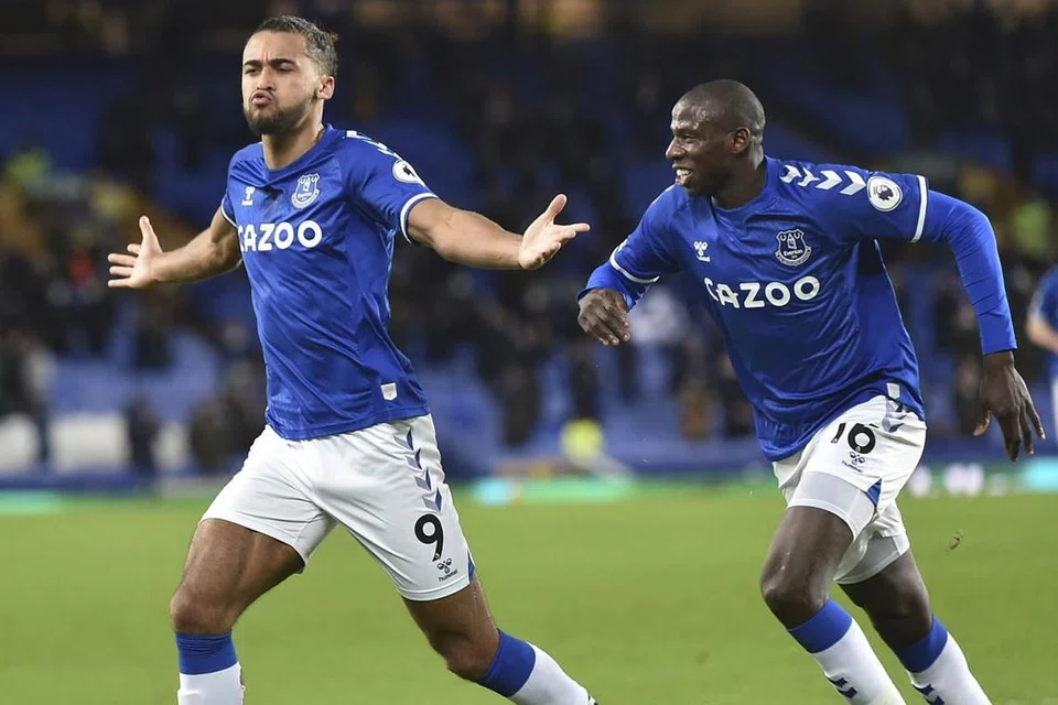 PAMER AKSI CEMERLANG: Penyerang Dominic Calvert-Lewin (kiri) meraikan gol pertama ke atas Arsenal pada 19 Disember lalu bersama Abdoulaye Doucoure (kanan) yang beraksi cemerlang di tengah padang. - Foto EPA-EFE