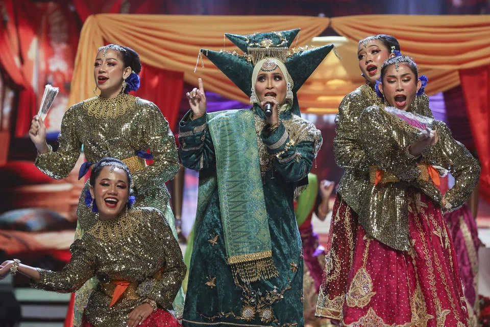 DISUKAI RAMAI: Siti Nordiana (tengah) mempunyai tahap populariti yang tinggi dari zaman remaja hinggalah ke detik hampir mencecah 40 tahun.