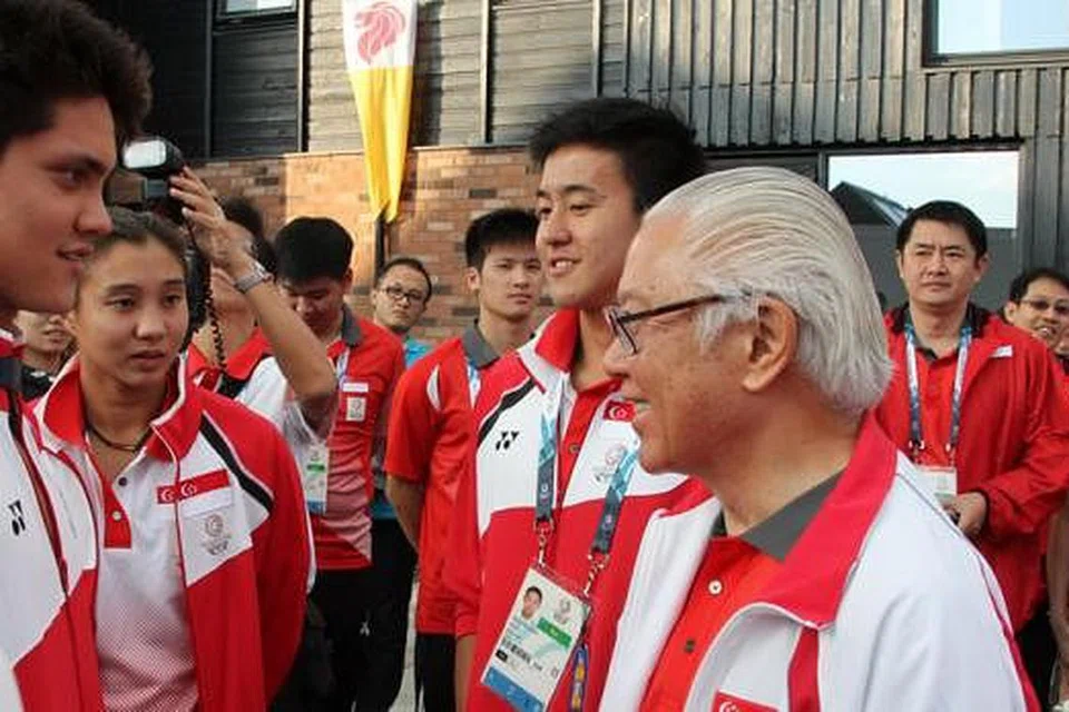 SELAMAT BERJUANG: Presiden Tony Tan Keng Yam (kanan) sempat bertemu jaguh renang negara, Joseph Schooling, semasa kunjungannya di perkampungan sukan kontinjen Singapura di Glasgow semalam. - Foto COMMONWEALTH GAMES SINGAPORE