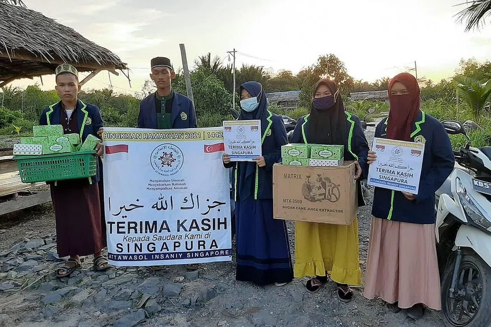 TIDAK DILUPAKAN: Sukarelawan Indonesia Attawasol Insaniy bersiap untuk mengagih jamuan iftar pada Ramadan tahun lalu ke setiap rumah . - Foto ATTAWASOL INSANIY