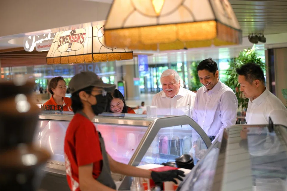 ekonomi, gaji naik, pekerja sektor khidmat makanan