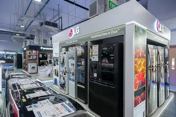 HARGA MENARIK: Audio House mengadakan jualan murah besar-besaran sempena ulang tahun mereka yang ke-32 bermula hari ini sehingga 17 Mei depan. Pelanggan boleh nikmati diskaun 5 peratus seluruh kedai termasuk 'cashback' sebanyak 32 peratus bagi setiap $100 yang dibelanjakan. - Foto AUDIO HOUSE