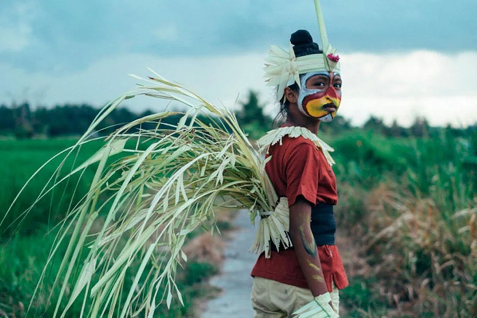 ADAT BALI DISELONGKAR: Filem 'The Seen and Unseen' meneroka kisah kematian mengikut sudut pandangan kanak-kanak dan kepercayaan Bali bagi menawarkan satu kelainan. - Foto ihsan KAMILA ANDINI 