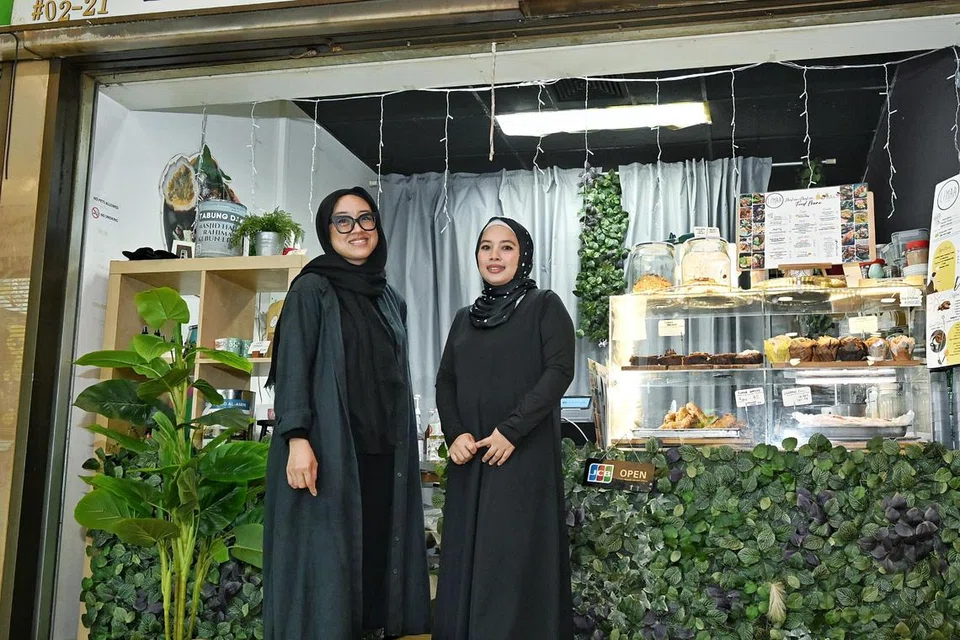 Cik Nuraidah Abdul Rauf (kiri) dan Cik Zakiah Asmawi, sepupu yang bergabung tenaga dengannya untuk memulakan kafe Limaa dengan kesejahteraan keluarga menjadi keutamaan dalam mencipta resipi.