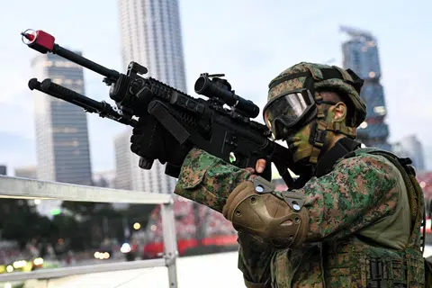 Anggota Angkatan Bersenjata Singapura (SAF) menggunakan Mesingan Ringan (LMG) jenis Senapang Automatik Colt Infantry (IAR) 6940E-SG, yang menggantikan Senjata Automatik Seksyen (SAW) Ultimax 100 yang telah digunakan sejak 1982 dalam segmen Pertunjukan Pertahanan Dinamik (D3) sempena meraikan ulang tahun ke-40 Pertahanan Mutlak (TD40).