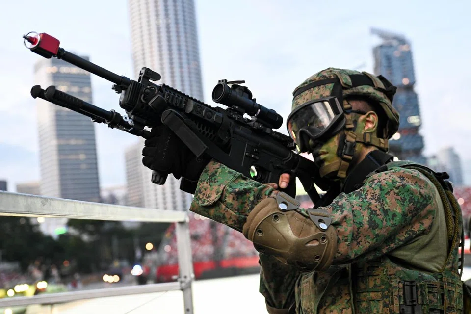 Anggota Angkatan Bersenjata Singapura (SAF) menggunakan Mesingan Ringan (LMG) jenis Senapang Automatik Colt Infantry (IAR) 6940E-SG, yang menggantikan Senjata Automatik Seksyen (SAW) Ultimax 100 yang telah digunakan sejak 1982 dalam segmen Pertunjukan Pertahanan Dinamik (D3) sempena meraikan ulang tahun ke-40 Pertahanan Mutlak (TD40).