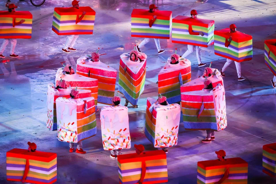 Kepelbagain budaya Singapura diraikan melalui warisan makanan dalam NDP 2024, di mana penonton dihiburkan dengan dendangan lagu-lagu yang popular semasa tahun-tahun 1960-an, 1970-an dan 1980-an serta pertunjukan pasar malam dan penari yang memakai kostum makanan seperti kuih lapis.