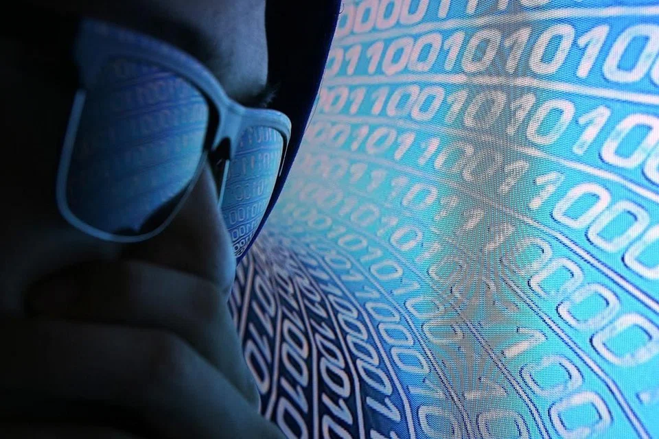 PENJENAYAH SIBER AMBIL KESEMPATAN: Penjenayah siber akan mengambil kesempatan jika sistem siber dunia berpecah belah. Justeru, Ketua Eksekutif Agensi Keselamatan Siber (CSA) Singapura Encik David Koh berkata keselamatan siber mesti dilaksanakan sebagai sukan berpasukan antarabangsa. - Foto-foto fail hiasan, CSA