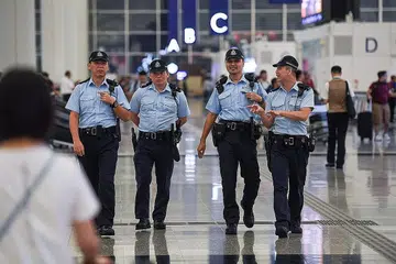 KAWAL KESELAMATAN: Anggota polis Lapangan Terbang Hongkong mengawal keadaan di sana, yang merupakan antara lapangan terbang tersibuk di dunia. Penunjuk perasaan di Hongkong sekali lagi menyasarkan gangguan operasi lapangan terbang dalam usaha meneruskan demonstrasi. - Foto AFP