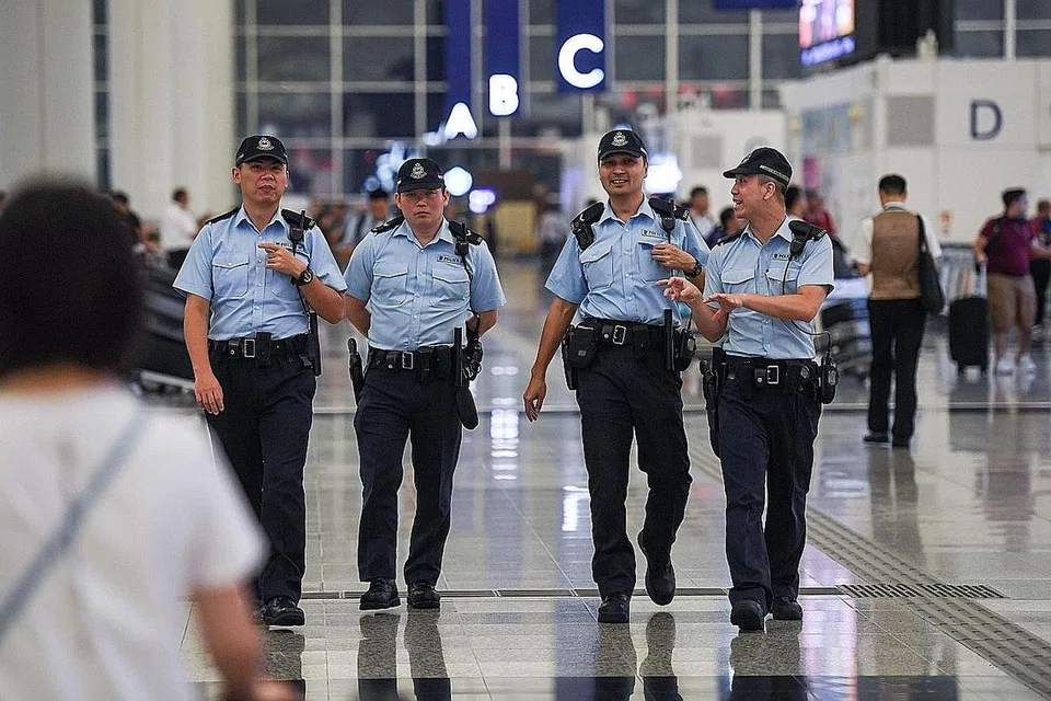KAWAL KESELAMATAN: Anggota polis Lapangan Terbang Hongkong mengawal keadaan di sana, yang merupakan antara lapangan terbang tersibuk di dunia. Penunjuk perasaan di Hongkong sekali lagi menyasarkan gangguan operasi lapangan terbang dalam usaha meneruskan demonstrasi. - Foto AFP