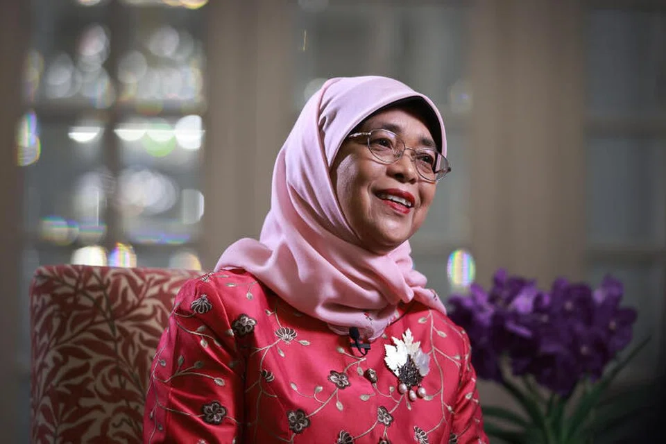 KONGSI PENGALAMAN DAN PERANCANGAN: Puan Halimah berkongsi pengalamannya sebagai Presiden Singapura kelapan serta perancangan persaraannya dengan wartawan dari SPH Media di Istana.
