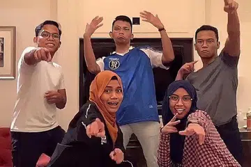 TIKTOK BERSAMA: Kelima-lima beradik ini - (barisan depan, dari kiri) Cik Nurusy-Syahmah Haniss, 25 tahun; Cik Nurusy-Syaza, 24 tahun, (barisan belakang, dari kiri) Encik Muhammad Syakir, 23 tahun; Encik Muhammad Syahmi, 21 tahun; dan Muhammad Syafiq, 19 tahun - kerap bertiktok bersama dan menghasilkan kandungan di wadah tersebut. - Foto ihsan NURUSY-SYAHMAH HANISS