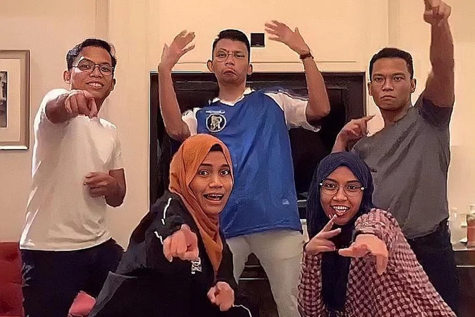 TIKTOK BERSAMA: Kelima-lima beradik ini - (barisan depan, dari kiri) Cik Nurusy-Syahmah Haniss, 25 tahun; Cik Nurusy-Syaza, 24 tahun, (barisan belakang, dari kiri) Encik Muhammad Syakir, 23 tahun; Encik Muhammad Syahmi, 21 tahun; dan Muhammad Syafiq, 19 tahun - kerap bertiktok bersama dan menghasilkan kandungan di wadah tersebut. - Foto ihsan NURUSY-SYAHMAH HANISS
