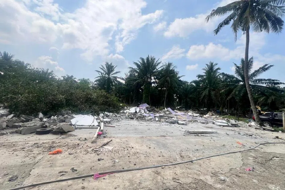 Malaysia, masjid, mosque, Dengkil, roboh, demolish