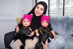 TERUS MENYUSUKAN BAYI WALAUPUN BERPUASA: Cik Juriah Aziz Ng memberi perhatian lebih kepada pemakanannya dalam Ramadan ini supaya dapat terus menghasilkan bekalan susu yang mencukupi untuk anak kembarnya, Madeenah Az-Zahraa (kiri) dan Mayeesha Ar-Rawdah. - Foto ZALEHA ABDUL KADER