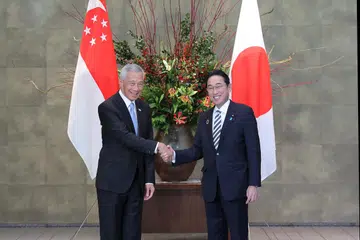 MEMPERKUKUH HUBUNGAN DUA HALA: Perdana Menteri Singapura, Encik Lee Hsien Loong (kiri), bertemu rakan sejawatannya dari Jepun, Encik Kishida Fumio, di Tokyo pada 16 Disember.