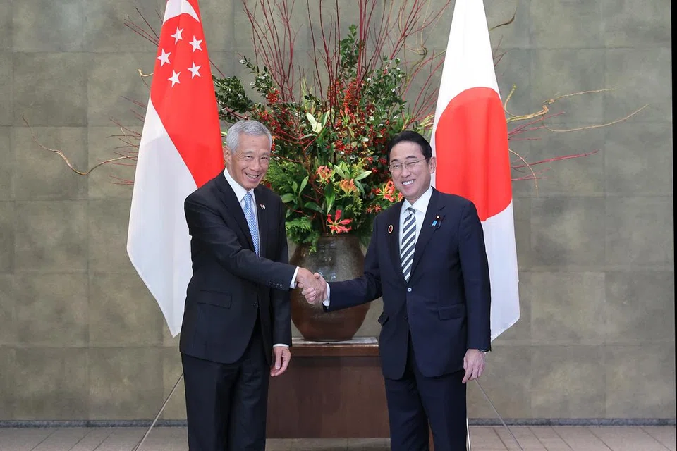 MEMPERKUKUH HUBUNGAN DUA HALA: Perdana Menteri Singapura, Encik Lee Hsien Loong (kiri), bertemu rakan sejawatannya dari Jepun, Encik Kishida Fumio, di Tokyo pada 16 Disember.