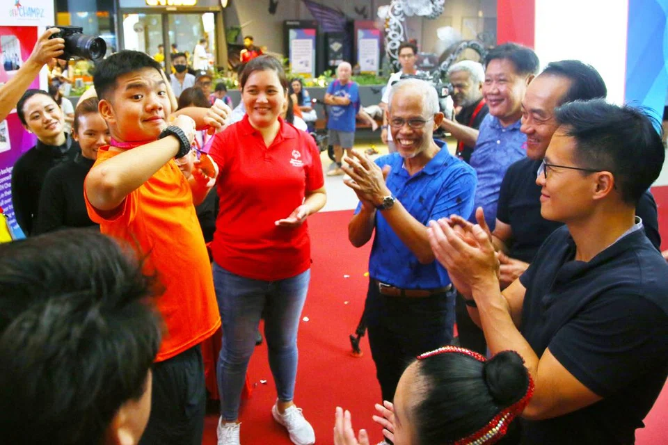 FESTIVAL SUKAN INKLUSIF: Menteri Pembangunan Sosial dan Keluarga, Encik Masagos Zulkifli Masagos Mohamad, beramah mesra dengan penduduk semasa melancarkan Temasya Sukan Inklusif OTH pada Ahad di Our Tampines Hub. Turut hadir ialah Anggota Parlimen (AP) GRC Tampines Dr Koh Poh Koon (dua dari kanan) dan Encik Desmond Choo (paling kanan).