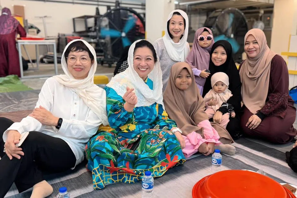 Anggota Parlimen (AP) GRC Pasir Ris-Punggol, Cik Yeo Wan Ling (dua dari kiri), dan AP SMC Punggol West, Cik Sun Xueling (tiga dari kiri), menghadiri majlis berbuka puasa di Masjid Al Islah pada 10 Mac. 