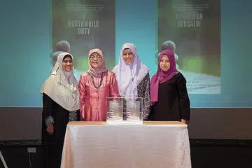 PANDUAN KESIHATAN: (Dari kiri) Setiausaha Kehormat Kelab Heal, Cik Noorunnisa PK Ibrahim Kutty, Presiden Halimah Yacob, Presiden Kelab Heal, Dr Radiah Salim, dan Ketua Pegawai Eksekutif Kelab Heal, Cik Maznah Masop, melancarkan buku Kewajipan Berbaloi di Wisma Geylang Serai kelmarin. - Foto BH oleh ALPHONSUS CHERN