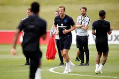 KENDALI LATIHAN: Pengurus England, Gareth Southgate (kanan), meninjau persiapan pasukan yang akan diketuai penyerang Tottenham, Harry Kane (tengah), yang dilantik kapten skuad negaranya. - Foto AFP