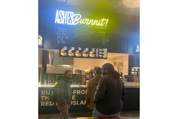 SAMBUTAN BAIK: Pelanggan beratur menunggu giliran di gerai Ashes Burnnit NYC. - Foto SYAFIQ LEE