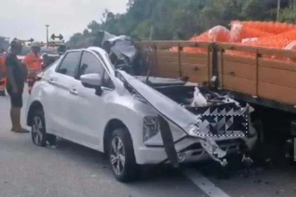 Kemalangan membabitkan sebuah kenderaan pelbagai guna, Mitsubishi Xpander dan lori di Dungun, Terengganu, menyebabkan seorang anak maut, manakala ibu bapanya cedera pada 22 April petang. 