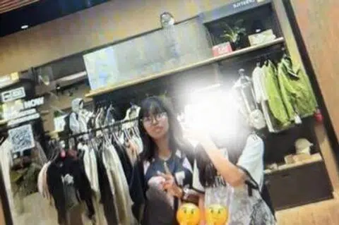 Gambar Sofea Adrianna Mohammad Aidil (kiri) bersama temanya sewaktu bersiar-siar di Vivo City telah dimuat naik di Instagram pada petang itu, menunjukkan pakaian Sofea pada hari itu. 