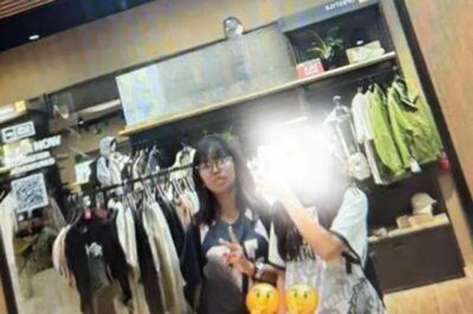 Gambar Sofea Adrianna Mohammad Aidil (kiri) bersama temanya sewaktu bersiar-siar di Vivo City telah dimuat naik di Instagram pada petang itu, menunjukkan pakaian Sofea pada hari itu. 