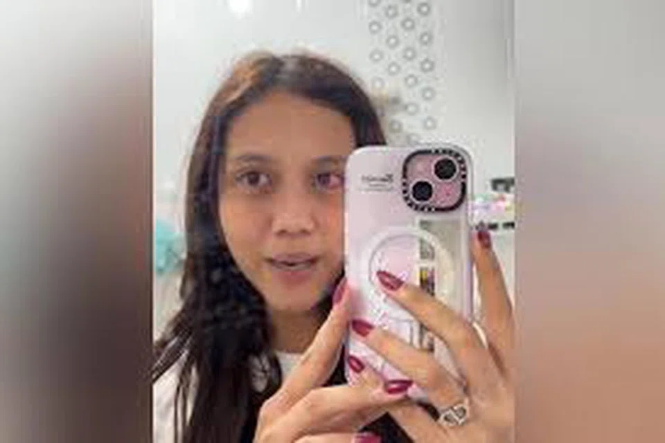 Pengguna TikTok yang dikenali sebagai ‘Azula Cinta’, dilihat menerusi tangkap layar dari siaran TikTok, berkata beliau merasa pedih di kedua-dua belah matanya selepas beberapa jam memakai kanta lekap yang dibeli dari dalam talian.