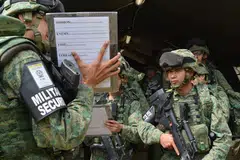 SI BAJU HIJAU: Lans Koperal (LCP) Muhammad Shazery (kanan) yang ditugaskan di sekitar kawasan Pulau Jurong memikul tanggungjawab berat bagi memastikan keselamatan pangkalan penting itu. - Foto KEMENTERIAN PERTAHANAN