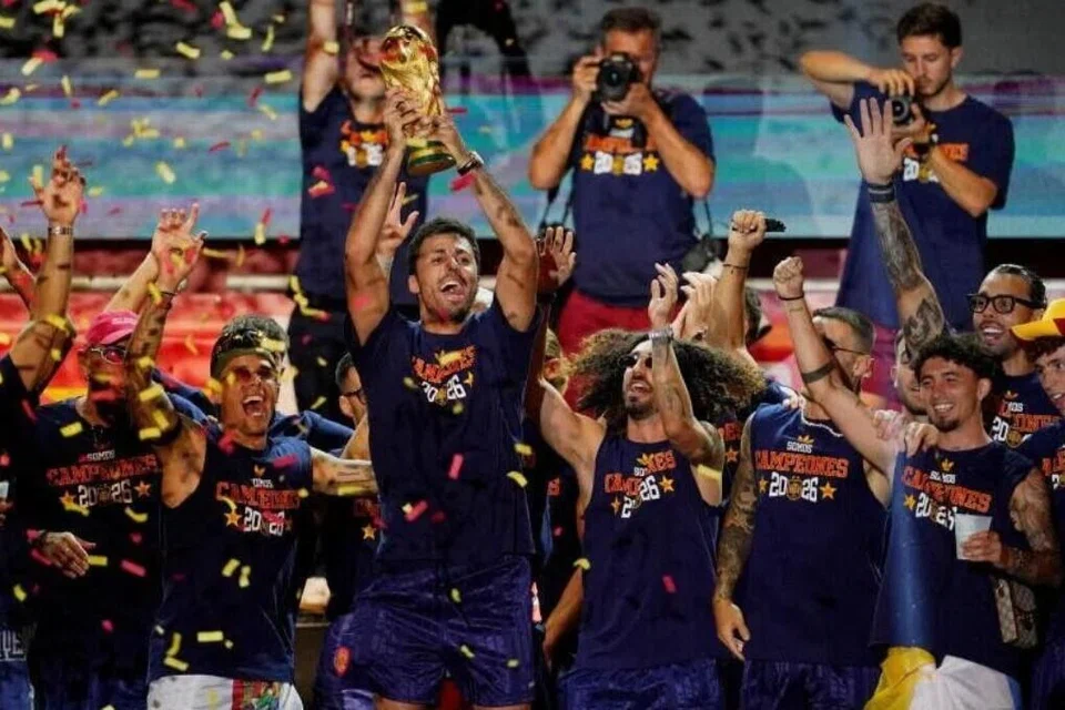 Kapten dan pemain tengah Sepanyol, Rodri menjulang trofi sambil meraikan kejayaan bersama rakan sepasukan di atas pentas di Dataran Cibeles, Madrid.