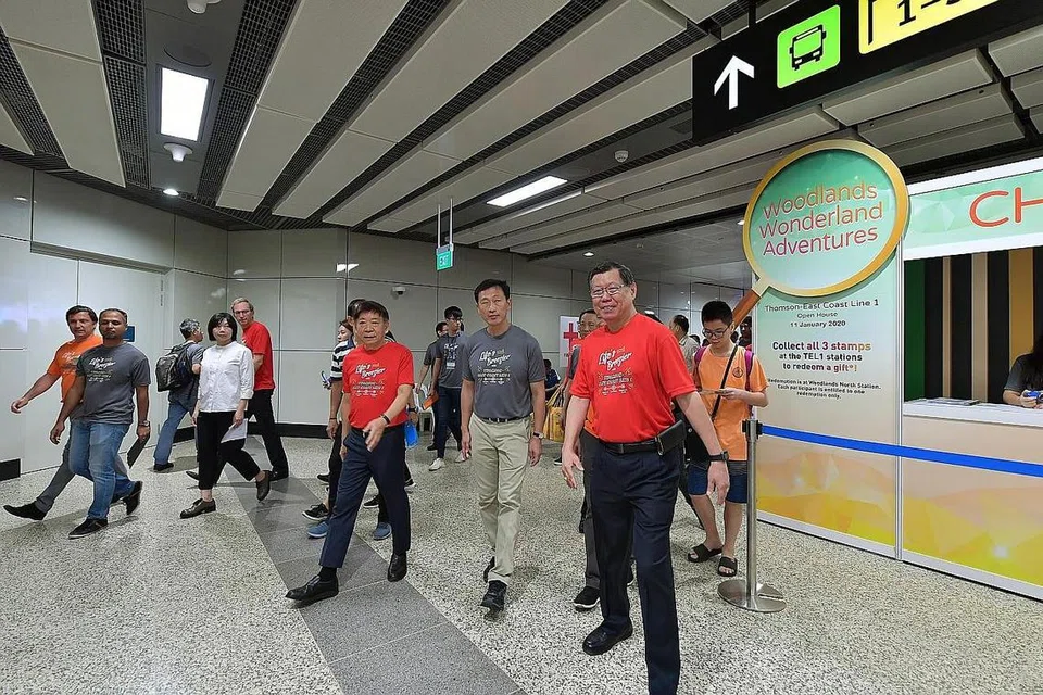 SESI PRATONTON: Encik Khaw Boon Wan (empat dari kanan) dan Menteri Pendidikan yang juga Anggota Parlimen GRC Sembawan, Ong Ye Kung (tiga dari kanan) sedang meninjau stesen Woodlands North yang merupakan sebahagian daripada Laluan Thomson-East Coast. - Foto BM oleh NG SOR LUAN