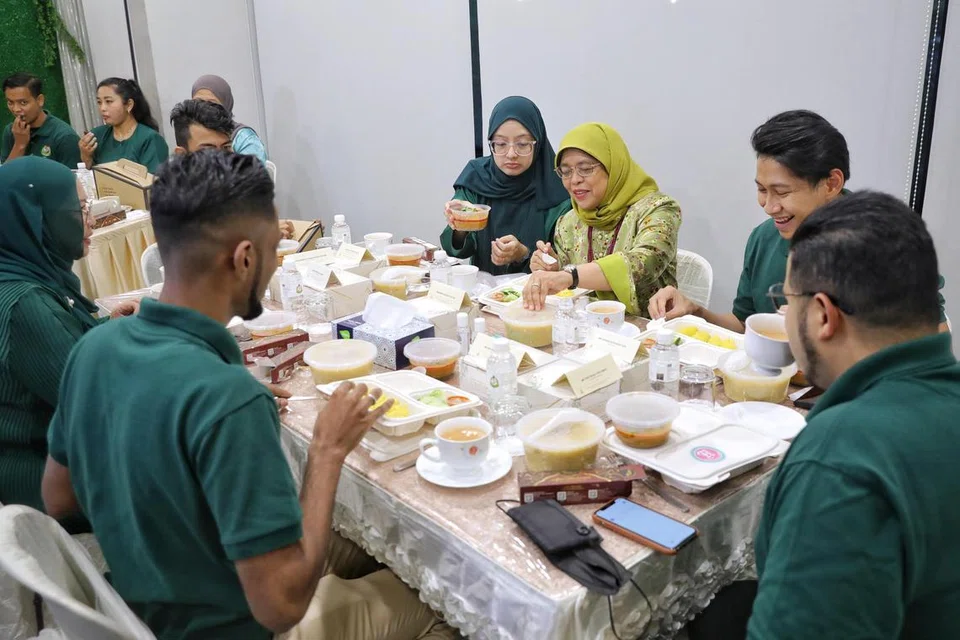 SOKONGAN PADU: President Halimah Yacob (dua dari kiri) berbuka puasa bersama jawatankuasa pengurusan dan kakitangan 4PM semasa lawatannya ke ibu pejabat persatuan itu pada 2022. 