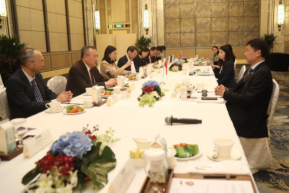 Menteri Pembangunan Negara, Encik Chee Hong Tat (kanan), yang juga merupakan Pengerusi Forum Dasar PAP (PPF) mengadakan dialog bersama delegasi Parti Komunis China (CPC). Turut bersama adalah Anggota Parlimen (AP) GRC Tampines, Dr Charlene Chen, yang juga merupakan Ketua Penglibatan dan Perkongsian PPF. 