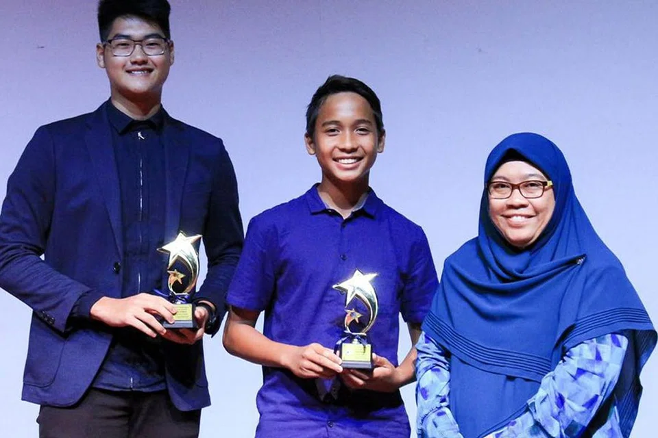 BELIA BERPOTENSI: Allahyarham (tengah) yang bersama (dari kiri) teman sepasukannya, dan Pengarah Perhubungan Korporat dan Sumber Rumah Kebajikan Muhammadiyah, Cik Rubiah Abdul Latip, diiktiraf dengan Anugerah Perwatakan Baik bulan lalu. - Foto ihsan STUDENTS CARE SERVICE ACE FOOTBALL 