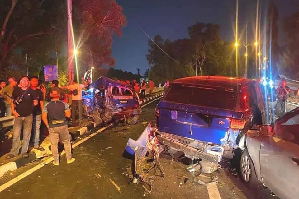 Kemalangan jalan raya membabitkan empat kenderaan di Kuala Terengganu, Terengganu, meragut nyawa sepasang kekasih yang bakal berkahwin pada akhir 2024. 