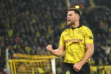 Penyerang Dortmund, Niclas Fuellkrug, meraikan kejayaan menjaringkan gol ketiga bagi pasukannya.