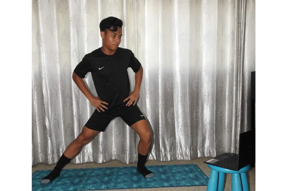  TIDAK TINGGALKAN LATIHAN: Meskipun terpaksa duduk di rumah, Adam tetap menyertai sesi latihan bersama rakan-rakannya menerusi dalam talian. - Foto ihsan ADAM REEFDY MUHAMMAD HASYIM