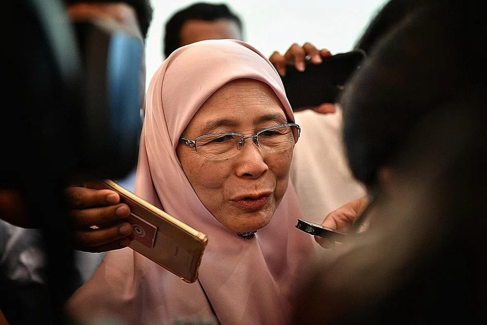 WAN AZIZAH: Harapan membebaskan suaminya, Anwar Ibrahim, akhirnya menjadi kenyataan. - Foto BH oleh ARRIFIN JAMAR